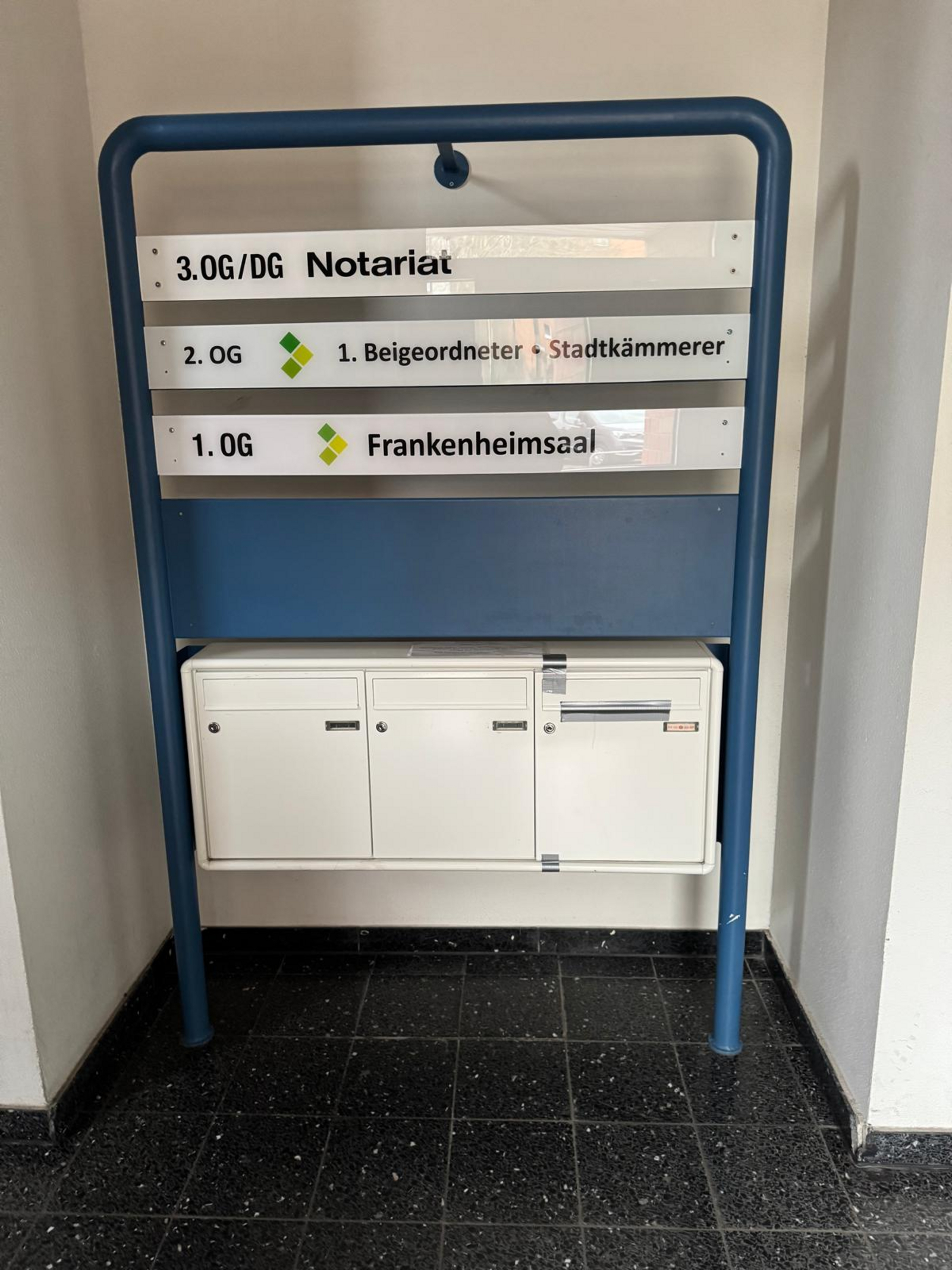 Das Foto zeigt die Beschilderung im Haus. Der Frankenheimsaal befindet sich im ersten Obergeschoss.