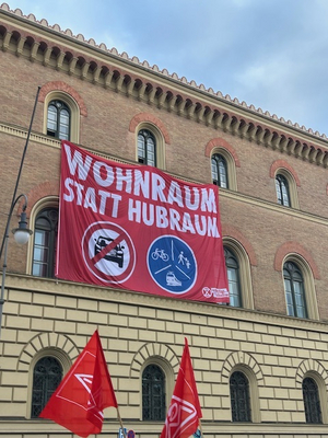 Die Fotos zeigen Teilnehmerinnen und Teilnehmer der Mieten-Demo in München. Man sieht, wie die Demonstrierenden auf der Straße unterwegs sind und Fahnen und Transparente hochhalten.