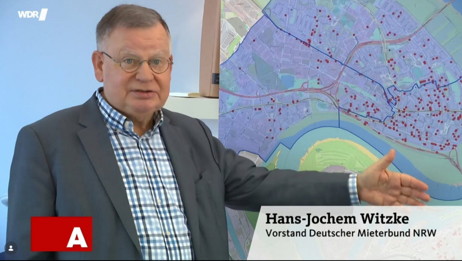Man sieht Hans-Jochem Witzke den 1. Vorsitzenden des Mieterverein Düsseldorf e.V. und des Deutschen Mieterbundes NRW e.V. Rechts ist eine Karte der linksrheinischen Gebiete von Düsseldorf zu erkennen. Jeder rote Punkt auf der Karte stellt einen möglichen Verstoß gegen die Mietpreisbremse dar.