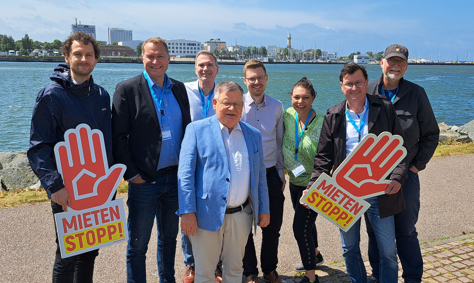 Delegierten Christian Kraus-Kunzendorf, Karsten Houf , Claus Nesemann, Hans-Jochem Witzke, Maximilian Turowski, Rebecca Frankenhauser-Mundi, Marc Frankenhauser und Ralf Zimmer-Hegmann Das Foto zeigt die Delegierten Christian Kraus-Kunzendorf, Karsten Houf, Claus Nesemann, Hans-Jochem Witzke, Maximilian Turowski, Rebecca Frankenhauser-Mundi ,Marc Frankenhauser und Ralf Zimmer-Hegmann. Im Hintergrund ist die Seekanal von Rostock-Warnemünde zu sehen.