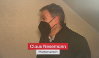 Das Foto zeigt Claus Nesemann vom Mieterverein Düsseldorf in einem Treppenhaus, in dem es nach Fäkalien stinkt. Wegen des Gestanks trägt er eine Maske.