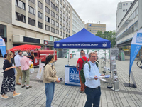 Auf den Fotos sind Mitarbeitende des Mietervereins Düsseldorf zu erkennen, die Flyer zum Thema Mietpreisbremse an Passanten verteilen. Außerdem ist die Bundestagsabgeordnete Dr. Zanda Martens (SPD) auf einem Foto zu sehen.