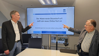 Die Fotos zeigen Hans-Jochem Witzke (1. Vorsitzender) und Claus Nesemann (Geschäftsführer) wie sie das Online Tool bewerben.