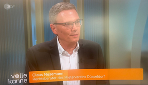 Das Foto zeigt Claus Nesemann im Gespräch mit dem Moderator Florian Weiss