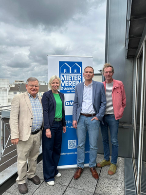 H.-J. Witzke, C. Gerlach, C. Nesemann und H. Schwenk Das Foto zeigt Hans-Jochem Witzke, Clara Gerlach, Claus Nesemann und Harald Schwenk auf der Dachterrasse des Mietervereins.