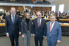 Düsseldorfs Oberbürgermeister Dr. Stephan Keller (l.) , NRW-Bauministerin Ina Scharrenbach, der Präsident des DMB Lukas Siebenkotten und Hans-Jochem Witzke