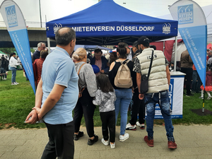 Die Fotos zeigen den Stand (Pavillon), den der Mieterverein Düsseldorf für den 1. Mai aufgebaut hat. Auf den Fotos sind Menschen zu sehen, die sich Informationen zum Mietrecht und zur Wohnungspolitik geben lassen. Außerdem sind auf den Fotos Hans-Jochem Witzke (1. Vorsitzender), Claus Nesemann(Geschäftsführer) und Sigrid Wolf (DGB Düsseldorf) zu sehen.