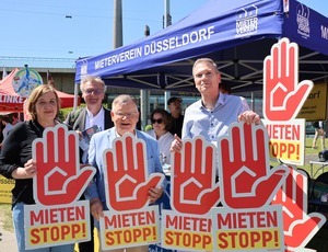 Astrid Bönemann, Uwe Warnecke, Hans-Jochem Witzke und Claus Nesemann stehen vor dem Pavillon des Mieterverein Düsseldorf. Sie machen dabei Werbung für die sogenannte Kampagne Mietenstopphttps://mietenstopp.de/
