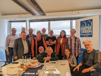 Das Foto zeigt 13 Mitglieder des Bündnisses, die sich im Sitzungssaal des Mietervereins getroffen und sich für das Foto zusammen aufgestellt haben.