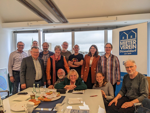 Das Foto zeigt 13 Mitglieder des Bündnisses, die sich im Sitzungssaal des Mietervereins getroffen und sich für das Foto zusammen aufgestellt haben.