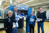 Das Foto zeigt die Druckerei Schaab in Düsseldorf. Dort stehen Brigitte Marx (Design/Layout), Claus Nesemann (Geschäftsführer Mieterverein), Hans-Jochem Witzke (1. Vorsitzender Mieterverein) und Herbert Kathmann (Schaab & Co. GmbH). Sie halten Exemplare des Buches „125 Jahre Mieterverein Düsseldorf“ in den Händen.