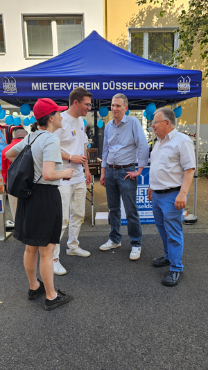 Foto zeigt Hans-Jochem Witzke (1.Vorsitzender) und Claus Nesemann (Geschäftsführer) im Gespräch mit Sabrina Proschmann (Ratsfrau und Co-Vorsitzende der Ratsfraktion der SPD sowie Fabian Zachel (Oberbürgermeisterkandidat für die SPD-Düsseldorf).