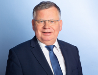 Das Foto zeigt Hans-Jochem Witzke. Witzke ist 1. Vorsitzender des Deutschen Mieterbundes NRW (Dachverband von 48 Mietervereinen in NRW) und des Mieterverein Düsseldorf.