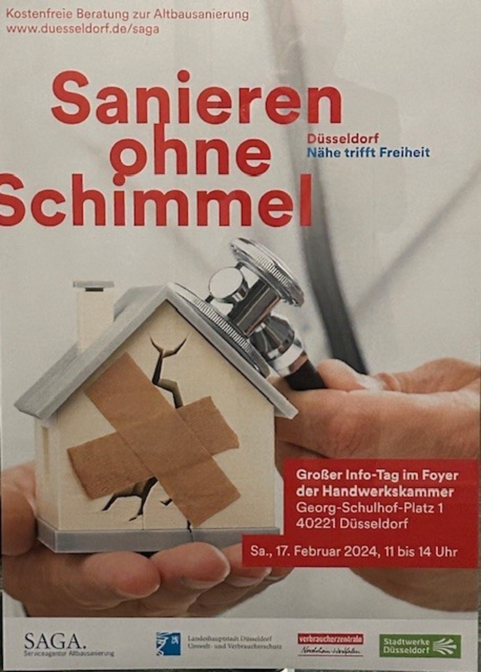 Auf der Grafik zur Einladung wird ein beschädigtes Wohnhaus gezeigt, das mit einem Pflaster geklebt wurde. Darüber steht „sanieren ohne Schimmel“.