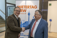 Der Neusser Bürgermeister Reiner Breuer zeigt seine Verbundenheit mit dem Mieterverein Düsseldorf, der auch eine Geschäftsstelle in Neuss (Am Konvent 14) unterhält